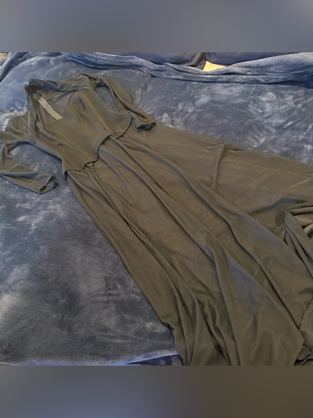 Elegant Black Maxi Dress with Flowing Skirt